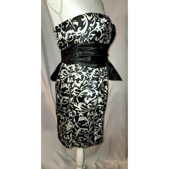 Charlotte Russe Strapless Dress - Size Medium - Picture 2 of 10